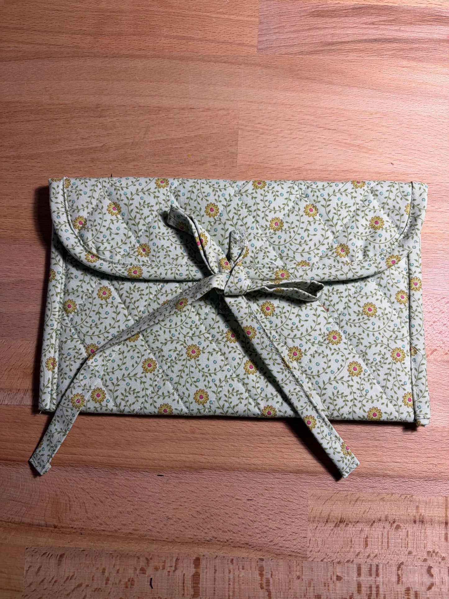 Green Daisy Print Kindle Sleeve