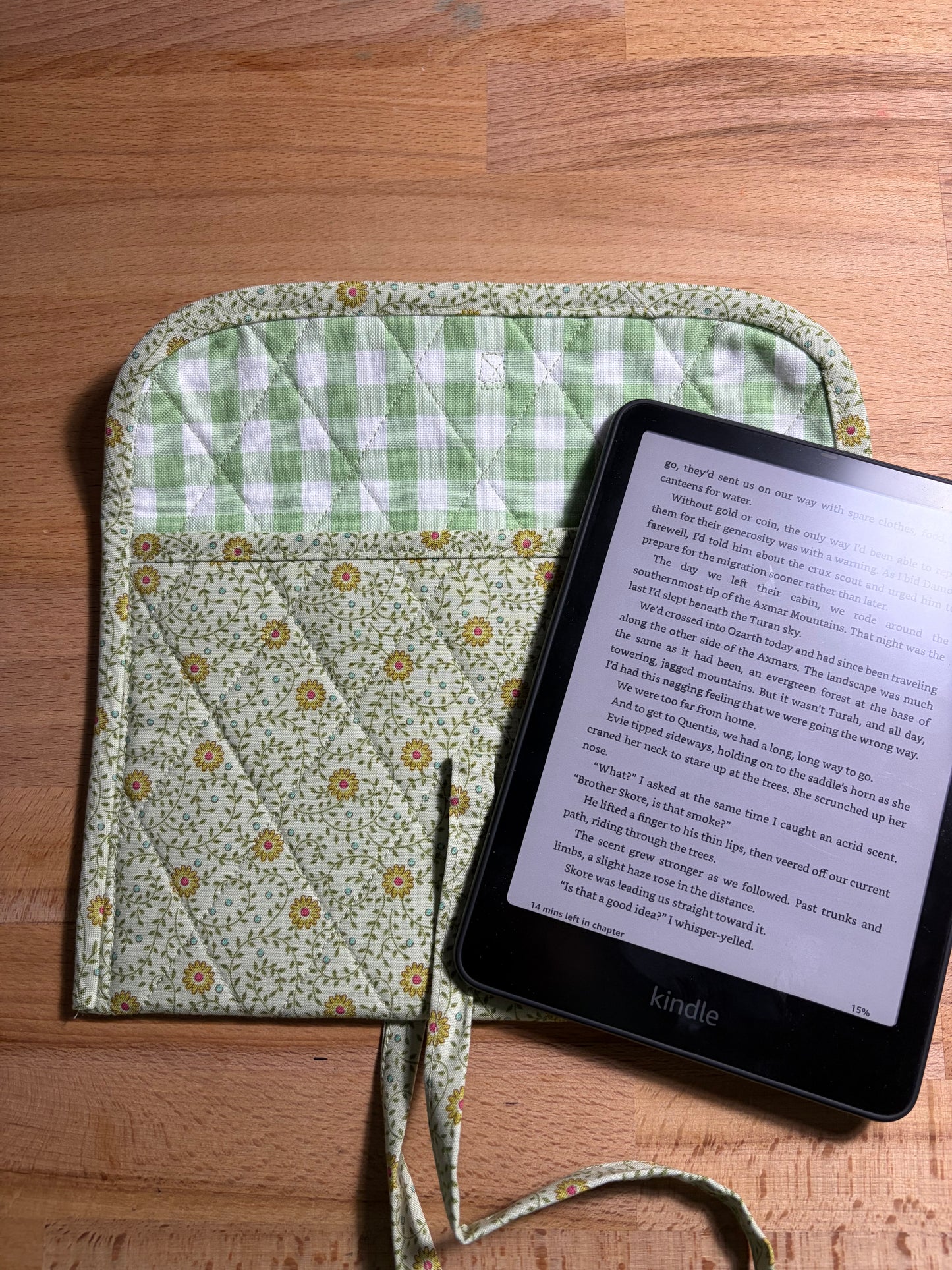 Green Daisy Print Kindle Sleeve